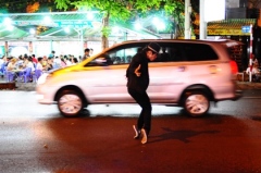 The Michael Jackson-style moonwalk to sell candy in HCM city