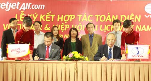 VietJetAir and Vietnam Tourism Association promote domestic travel industry
