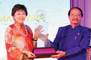 Tourism forum ends, logo handed over to Malaysia