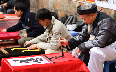 Foreign tourists in the calligraphers street