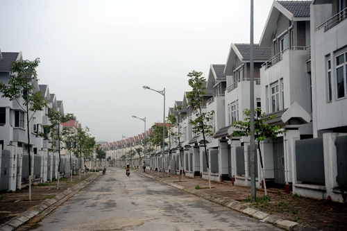 Hundreds of abandoned villas in Hanoi