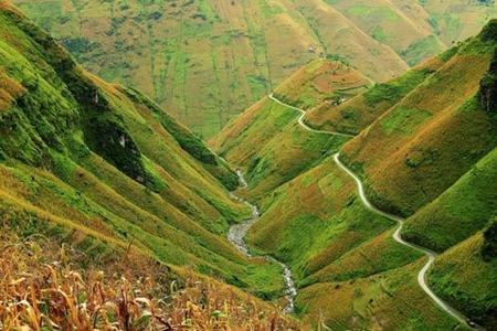 “Legendary” mountain passes of Vietnamese backpackers