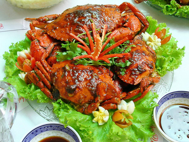 Enjoying specialty of Hai Phong city: Tamarind crab