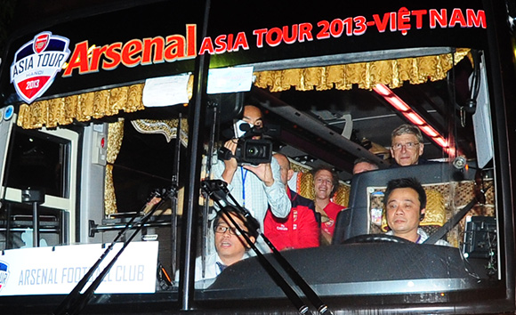Arsenal players welcomed in Vietnam