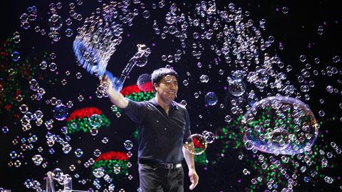 The fabulous show of “Bubble King” in Hanoi
