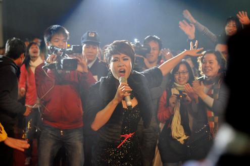 Vietnam Idol 2010 burns Hanoi’s stage