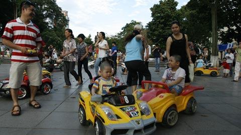 Vietnamese kids with Children’s Day