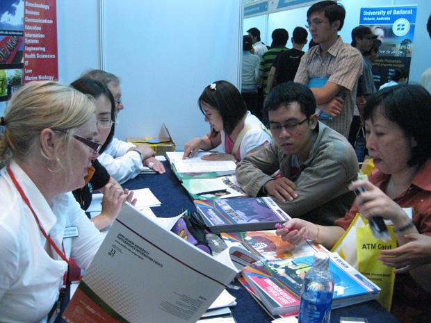 Vietnamese students overseas struggling with difficulties to manage to keep studying