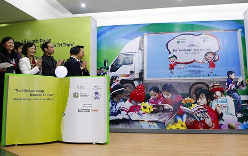 Mobile library on truck for Hanoi’s poor kids