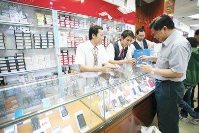 Cheap products make mobile phone market bustling