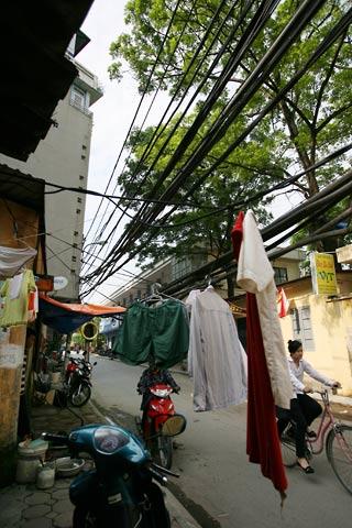Strange “nooses” in Hanoi streets