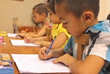 5-year-old children hurrying for intensive practice writing classes