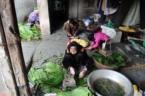 Banh chung makers hurry to welcome Tet