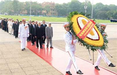 Nation”s leaders pay tribute to Uncle Ho on 121st birthday