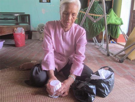 Old woman brings peace for pitiful babies in Vietnam 