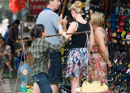 Hanoi punishes street vendors for harassing foreigners 