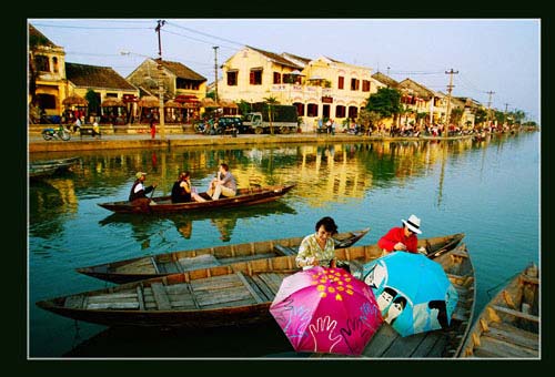 Visiting Hoi An to enjoy the full moon night