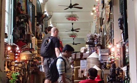 Vietnam fails to persuade tourists to buy souvenirs