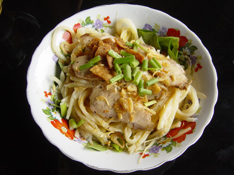Cao Lau - A delicious cuisine in Hoi An