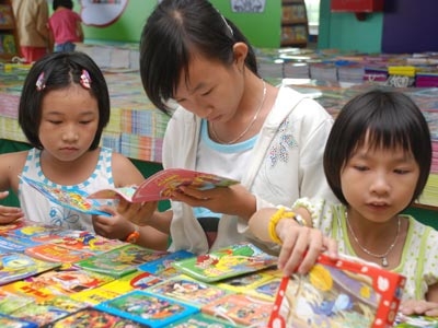 Vietnamese children take lessons with foreign books