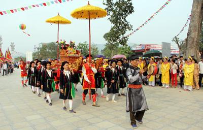 Thousands flock to Tay Thien Festival