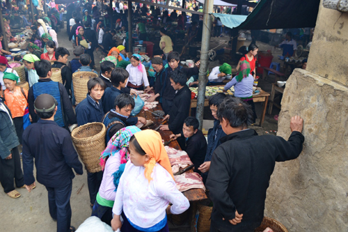 Attracted by Meo Vac kermis market, Ha Giang