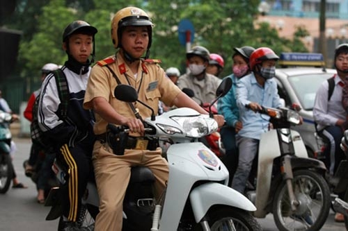 Hanoi’s policemen take kids to school while their parents busy paying fines