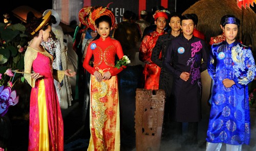Selecting ceremonial costumes: is long gown fit for a male?