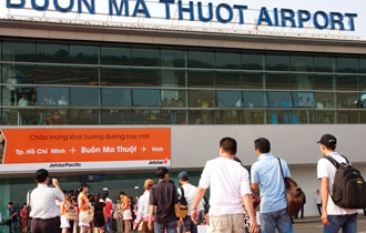 Vietnam considers hiring foreigners to manage airports