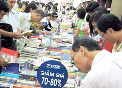 Publishers lower book prices to lure customers