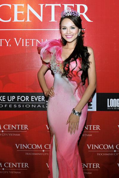 Miss Earth 2010 joins Christmas fashion show in HCM City