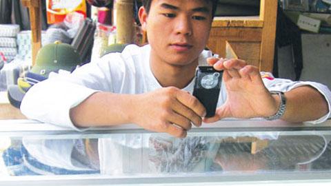 Office workers rushing to Lang Son to purchase Chinese goods
