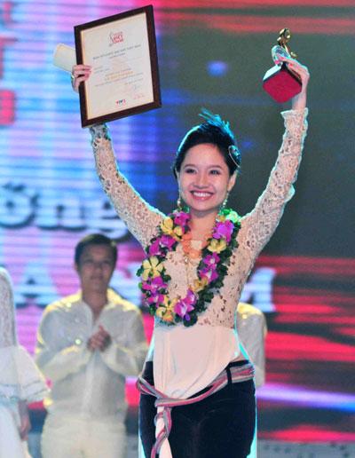 Vietnamese Song Award honors female singer, songwriter