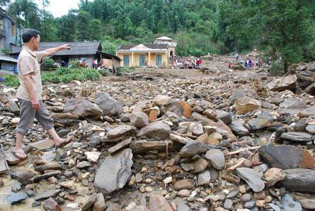 Terrified scenes after flash flood