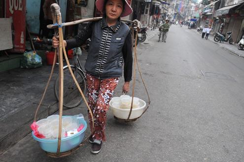 Hanoians with Tet Han Thuc
