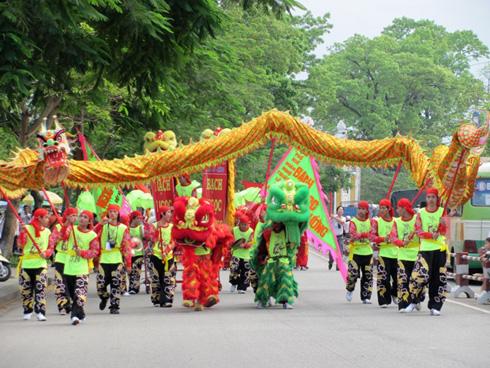 Unicorn and dragon dance on Hue’s street