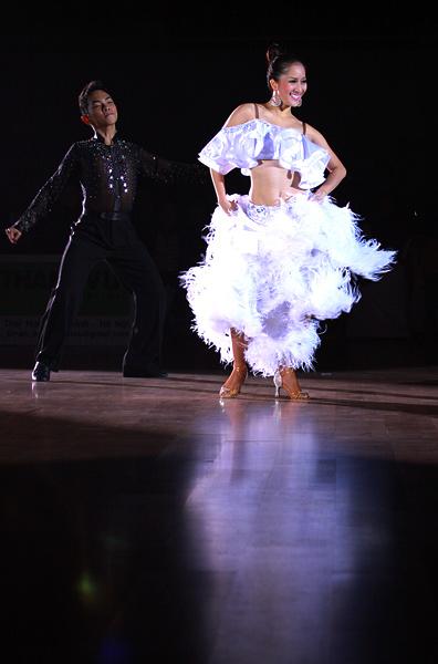 Top sport dancers charm Hanoi audience