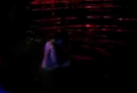 Youngsters angry with girl bathing in Hoan Kiem Lake