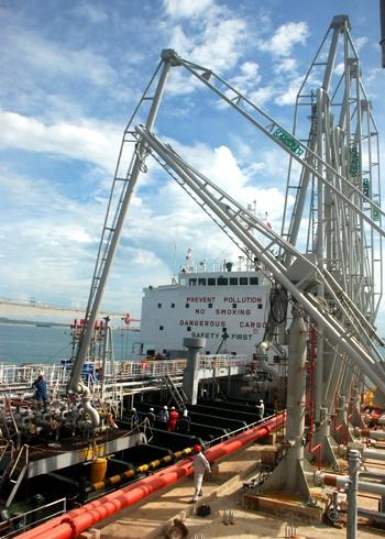 National flag air carrier still cannot use Dung Quat’s oil