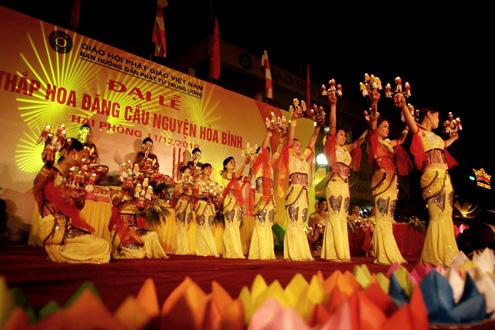 Hai Phong: Lanterns lighted up for peace