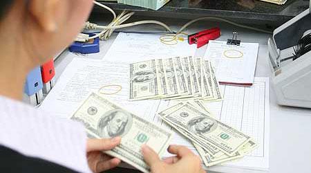 Commercial banks begin selling dollars to individuals, hesitantly