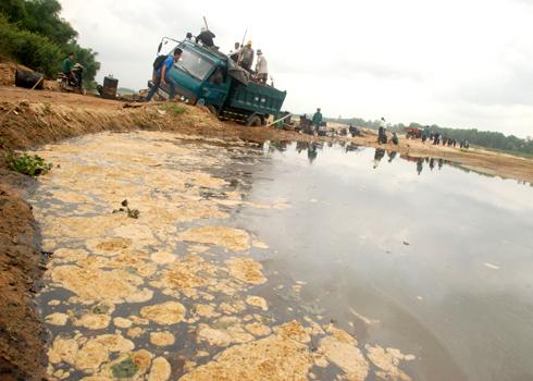 14.5 tons of oil spills into the Tra Khuc river