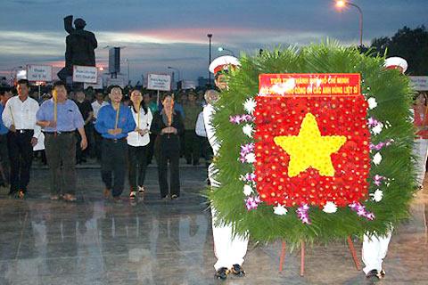 Lighting candles to commemorate fallen solders