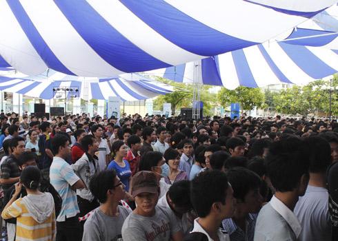 Thousands hustle to buy discount cell phones in HCM City