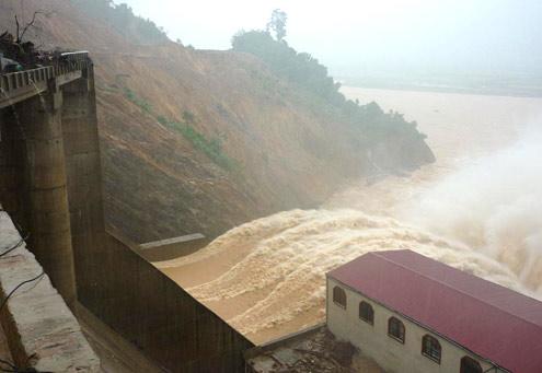 Hydro-power dam in danger, 20,000 people evacuated