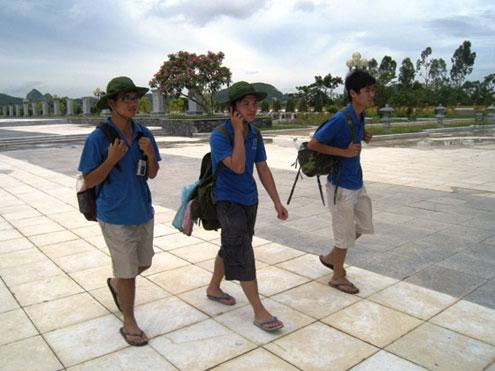 Three students make trans-Vietnam walk