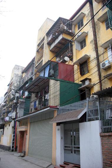 Leaning houses in Hanoi, HCM City