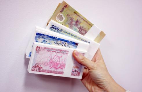 Small change conversion service booming during pre-Tet days