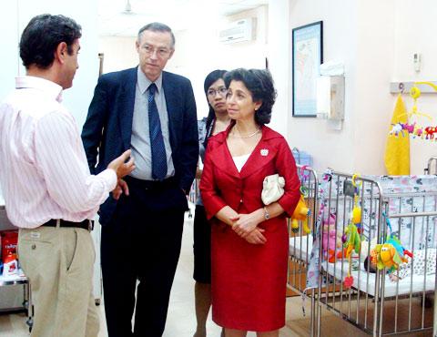 London Mayor’s wife visits Saigonese orphans