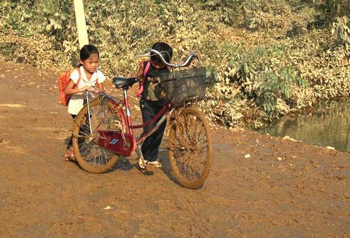 130,000 kids return to school after flood